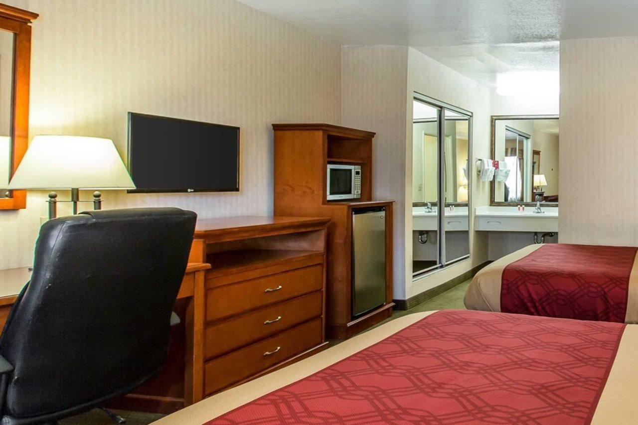 Econo Lodge Inn & Suites Riverside - Corona Bagian luar foto