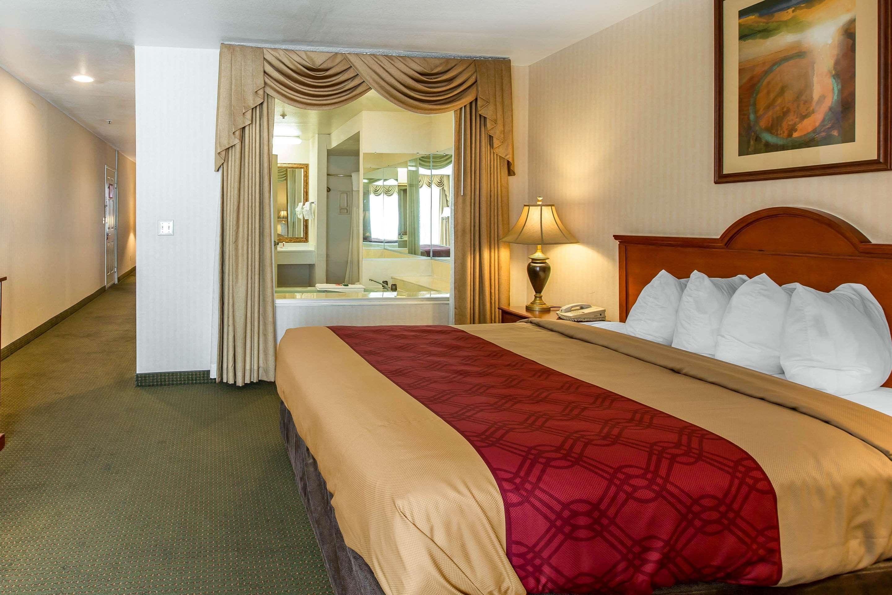 Econo Lodge Inn & Suites Riverside - Corona Bagian luar foto